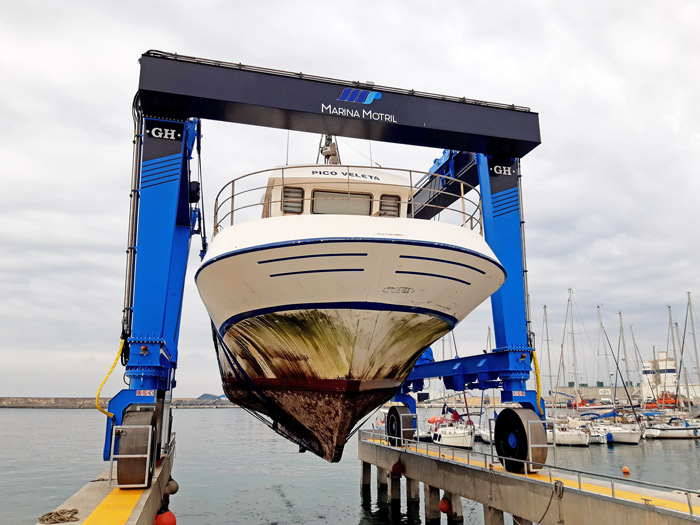 Hydraulicky ovládaný námořní samohybný portálový jeřáb